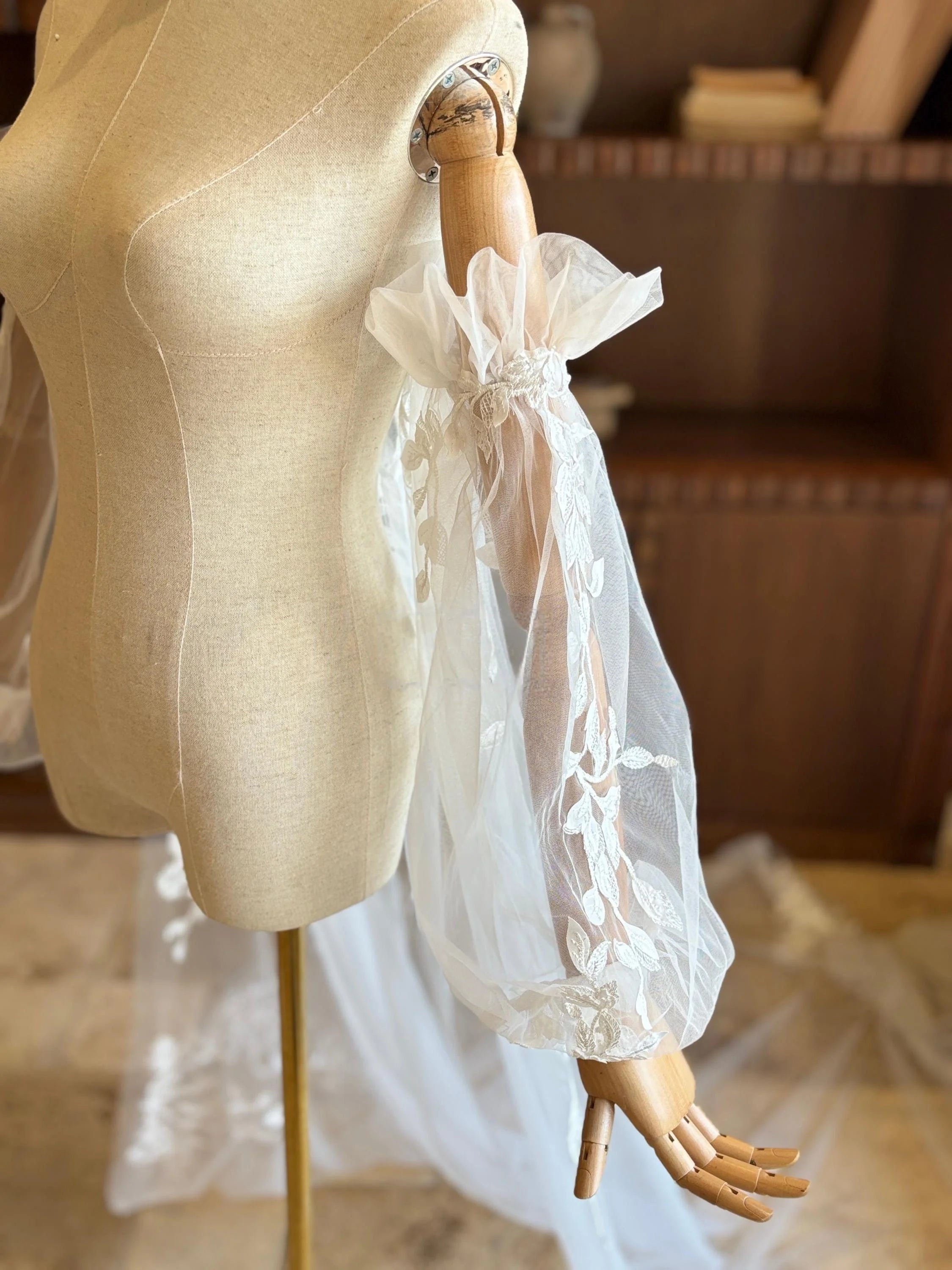 Leaf Lace Long-Sleeve Bridal Cape - Elegant Ivory Tulle Wedding Shawl with Train and Detachable Sleeve Wrap Cape Shawl Wrap