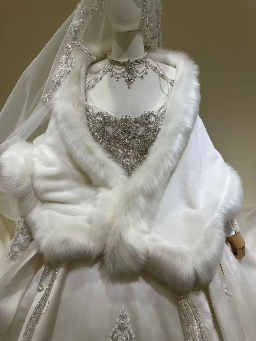 Luxury Faux Fur Bridal Shawl Winter Off White Wedding Cape with Fur Trim for Bride 