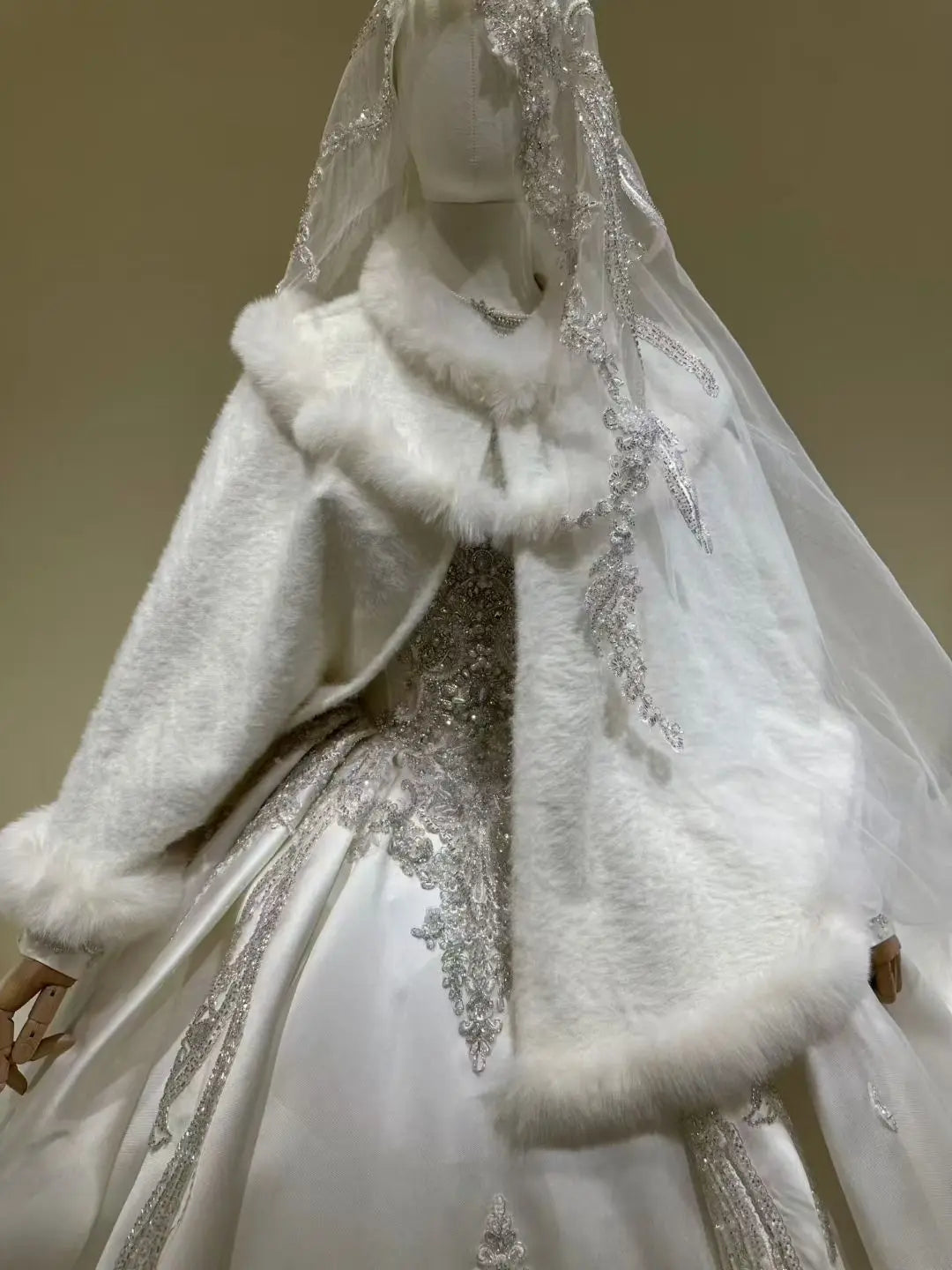 Luxury Faux Fur Bridal Shawl Winter Off White Wedding Cape with Fur Trim for Bride 
