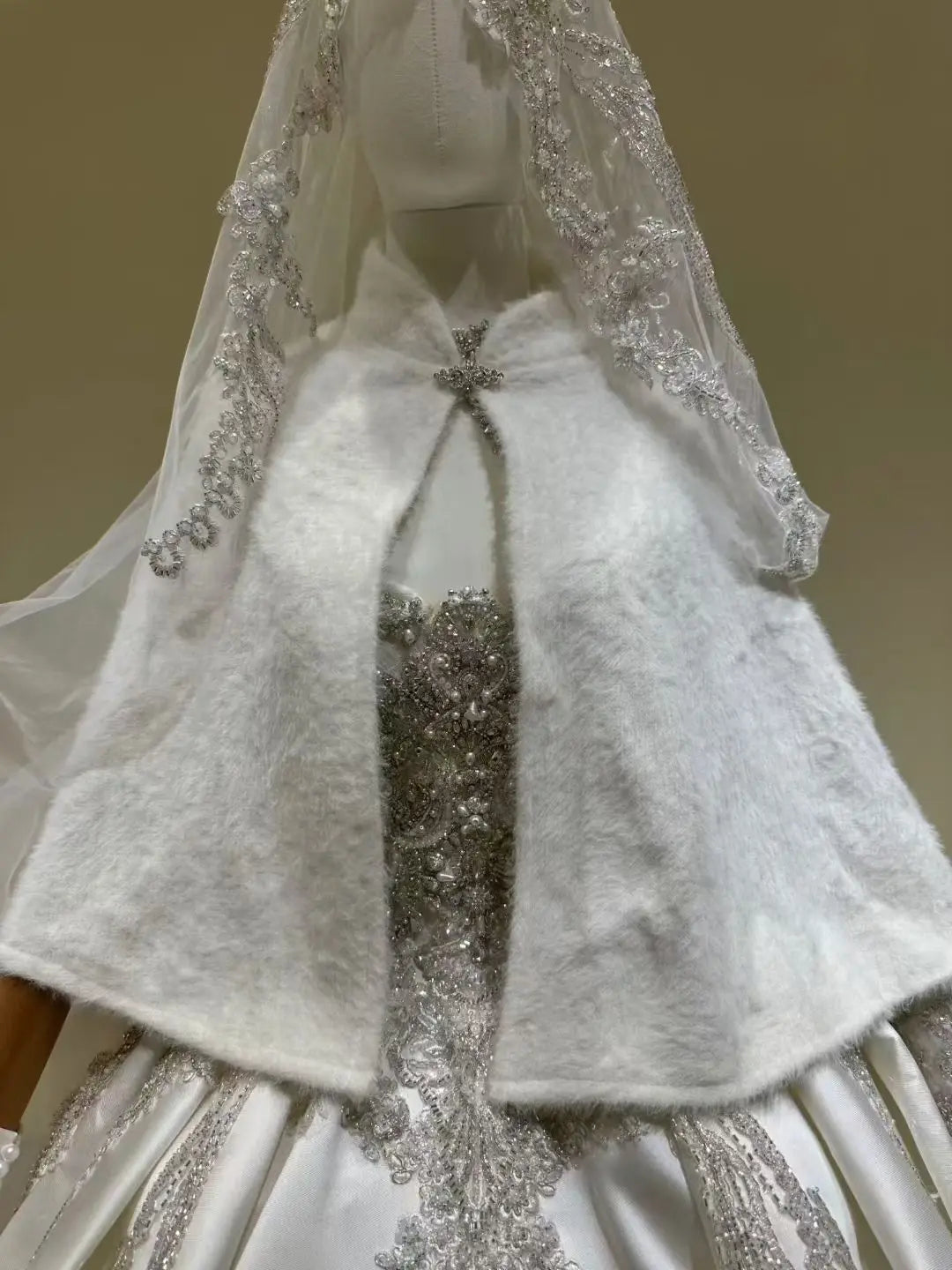 Luxury Faux Fur Bridal Shawl Winter Off White Wedding Cape with Fur Trim for Bride 