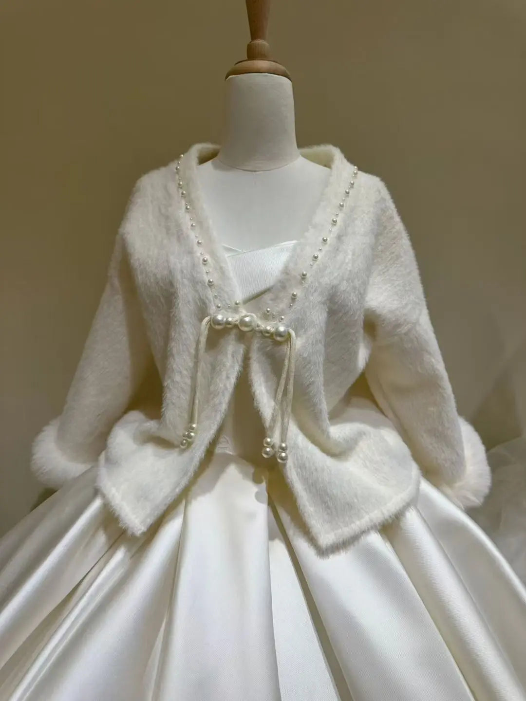 Luxury Faux Fur Bridal Shawl Winter Off White Wedding Cape with Fur Trim for Bride 