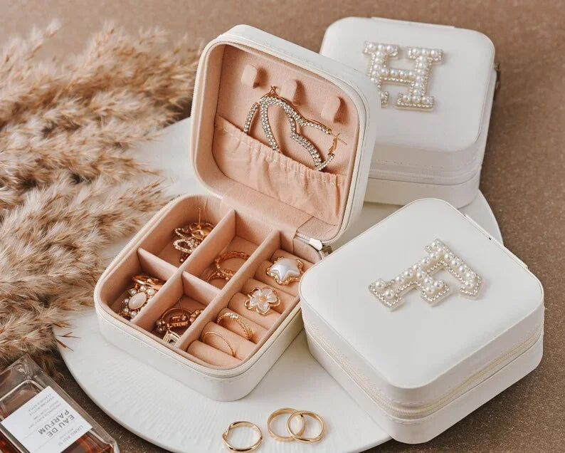 Personalized Initials Pearl Letter White Pink Travel Leather Jewelry Box for Bridesmaid Bride To Be Gift Wedding Gifts for Her