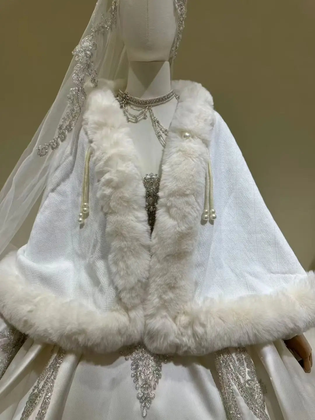 Luxury Faux Fur Bridal Shawl Winter Off White Wedding Cape with Fur Trim for Bride 